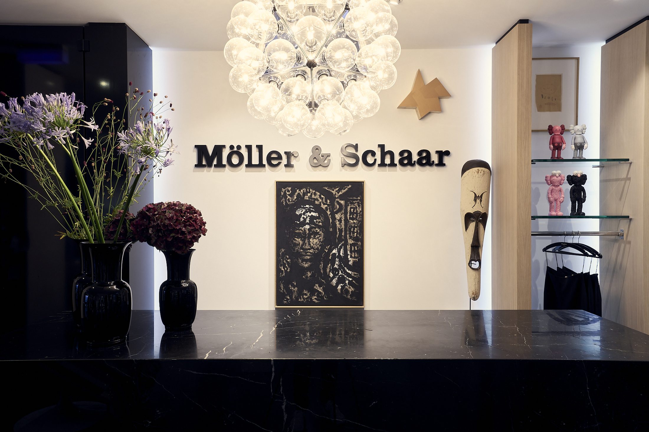 Empfangstresen im Store von Möller & Schaar mit Schriftzug an der Wand